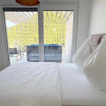 Blue Lagoon マカルスカ